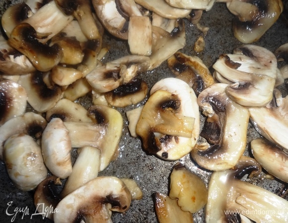 Разогреть оставшееся растительное масло. Выложить грибы и обжарить до румяности.