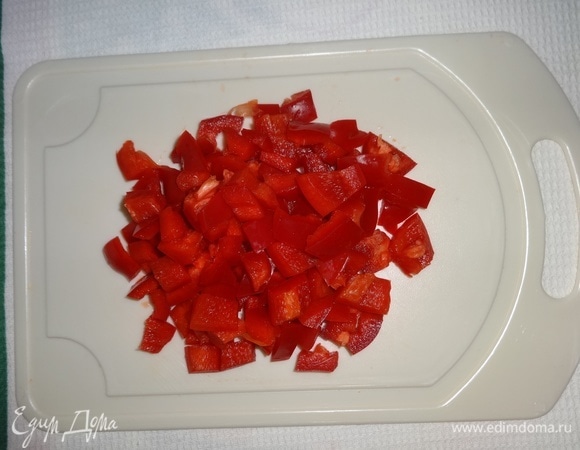 Сладкий перец очистить от семян и перегородок, нарезать крупными кубиками. Чеснок очистить, нарезать пластинами.
