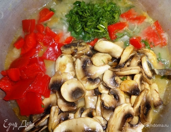 Добавить в рагу обжаренные грибы, нарезанные перец, зелень и чеснок. По вкусу посолить, поперчить. Варить 5–7 минут и выключить огонь.