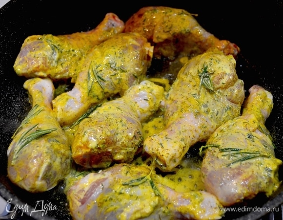 Куриную голень промыть, посыпать специями, зеленью, чесноком, куркумой для солнечного цвета. Добавить 4 ст. л. сметаны, перемешать и оставить мариноваться.