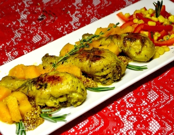 Готовые голени убираем из сковородки и обжариваем в оставшемся соусе тыкву, нарезанную небольшими кубиками, в течение 3 минут.