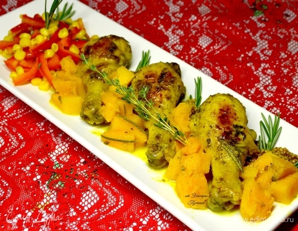 На блюдо порционно выложить голени, между ними — зернистую горчицу и кусочки сочной тыквы. На край тарелки выложить нарезанный соломкой болгарский перец, посыпать его солнечной кукурузой, посолить, полить нерафинированным подсолнечным маслом!