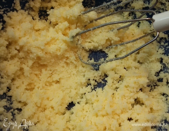 Сливочное масло комнатной температуры взбить с сахаром до пышного состояния.