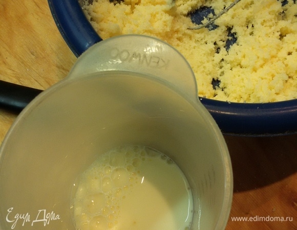 Яйцо разбить в стакан. Взбить его вилкой. Половину яйца влить в молоко и перемешать. Вторая половина яйца остается для смазывания коржиков. Яично-молочную смесь влить к маслу. Добавить ванилин, соду, разрыхлитель, соль. Все хорошо взбить.