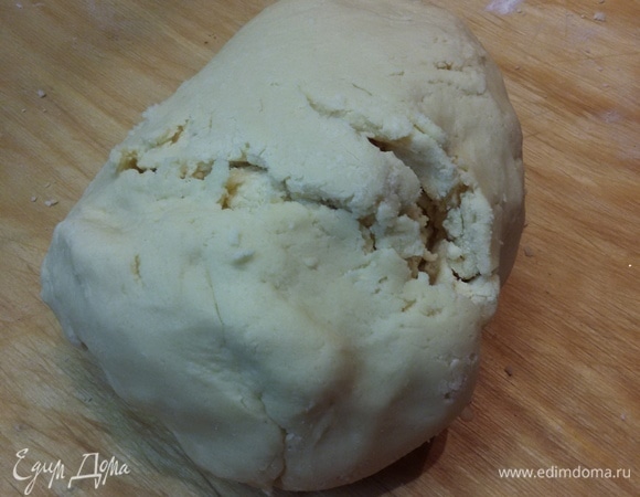 Добавить муку. Замесить тесто. Оно получается нелипким и пластичным.