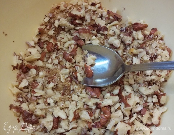 Грецкие орехи мелко порубить и смешать с коричневым сахаром.