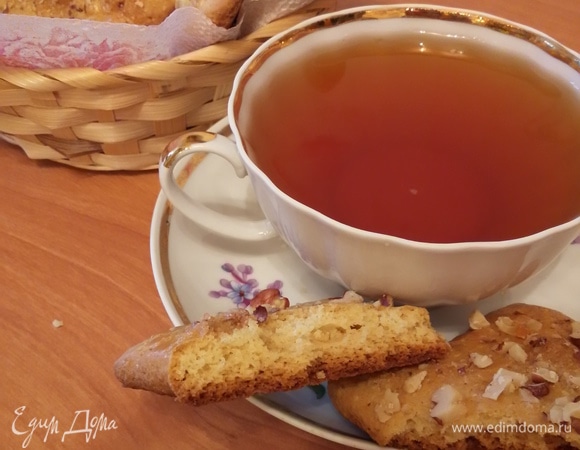 Пока коржики теплые, они мягкие. А потом становятся рассыпчатыми.