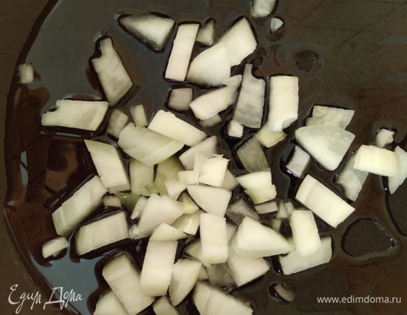 Разогреть растительное масло, всыпать лук, жарить 1 минуту.