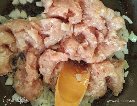 Добавить фарш, перемешать, готовить, помешивая, 2–3 минуты.