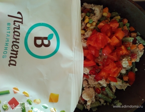 Помидоры и перец чили нарезать и добавить в сковородку.