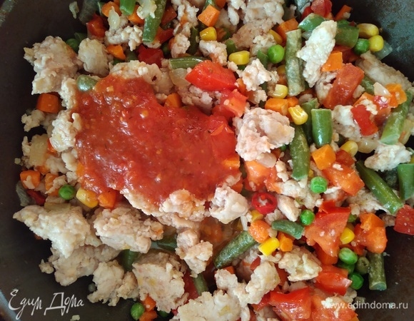 Посолить, поперчить по вкусу. Влить томатную пасту или пассату. У меня домашняя пассата. Перемешать, накрыть крышкой и готовить 5 минут.