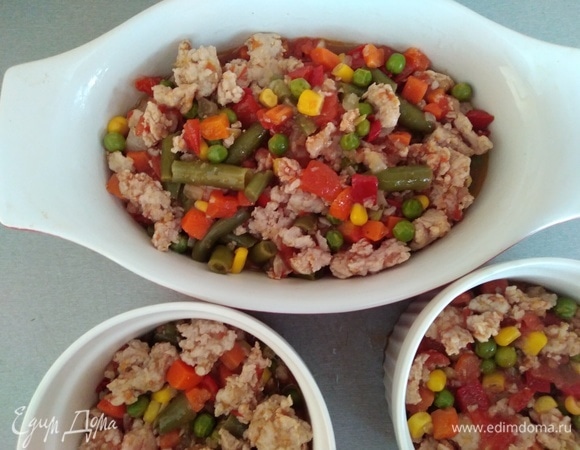 Подготовить формы для запекания. Смазать маслом, разложить смесь по формам. Духовку разогреть до 210°C.