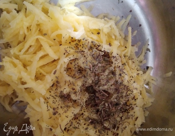 Картофель натереть на крупной терке, посолить, всыпать базилик и перемешать.