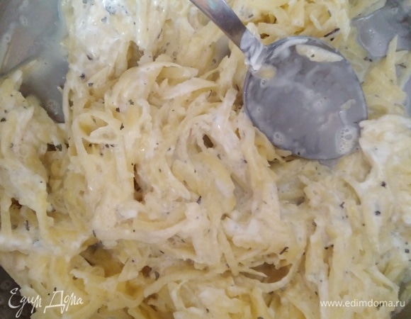 Добавить сметану, перемешать.