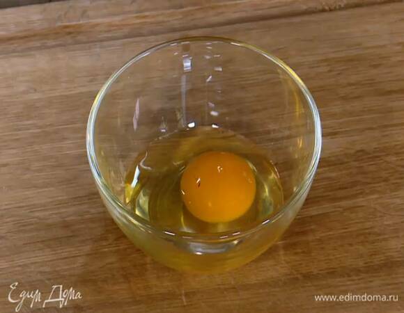 Яйцо разбить в чашку и разболтать его.
