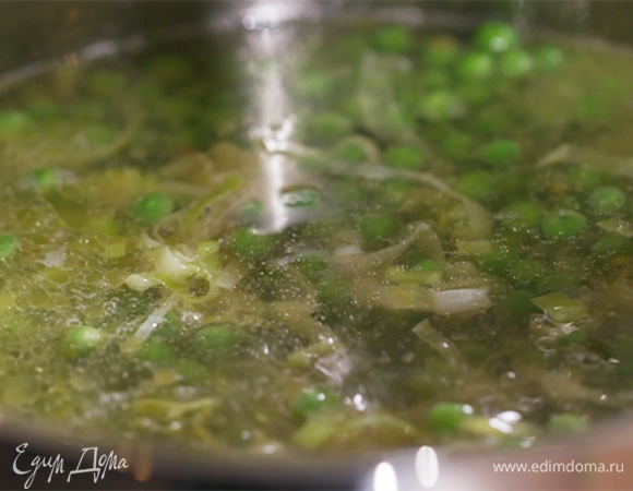 Разогреть в тяжелой кастрюле оливковое и сливочное масло и обжарить лук-порей до мягкости, затем добавить зеленый горошек, паприку, все перемешать, залить бульоном, так чтобы овощи были покрыты, и варить 4–5 минут.