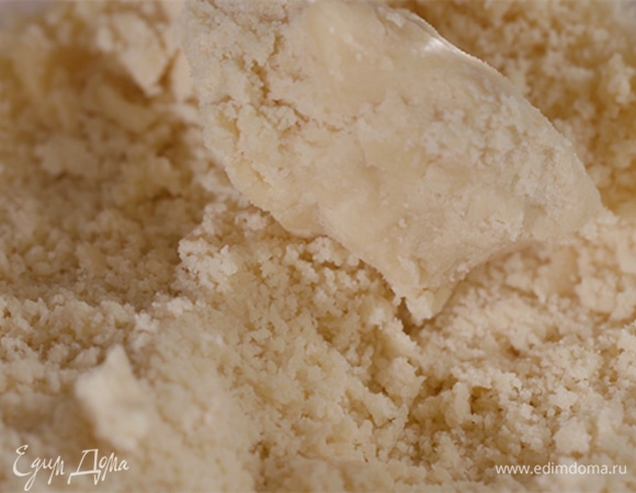 Приготовить тесто: сливочное масло нарезать небольшими кубиками, выложить в чашу блендера, всыпать муку и взбить все в крошку, затем добавить горчицу, соль, весь сыр и взбить еще немного.
