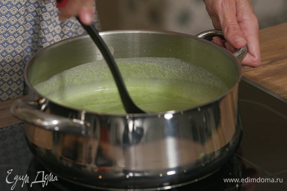 Готовый суп посолить, снять с огня и взбить погружным блендером в гладкое пюре, затем влить сливки и перемешать.