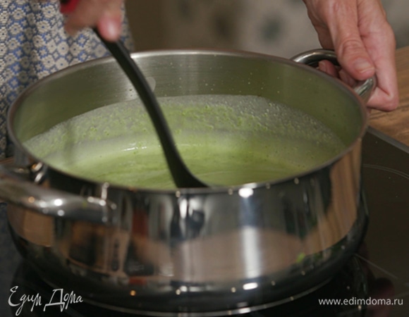 Готовый суп посолить, снять с огня и взбить погружным блендером в гладкое пюре, затем влить сливки и перемешать.