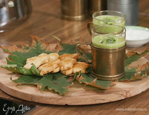 Подавать суп с сырным печеньем.