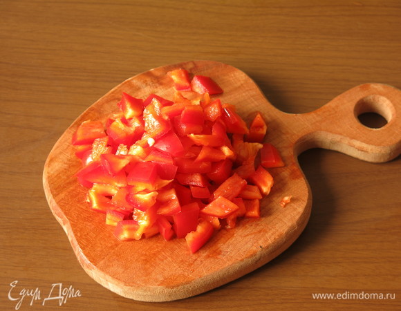 Нарезаем перец и лук-порей.