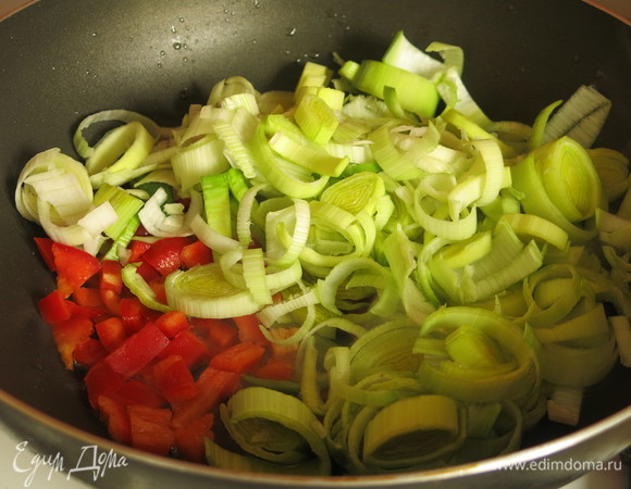 На разогретую сковородку с маслом кладем перец и порей, обжариваем 3–5 минут.