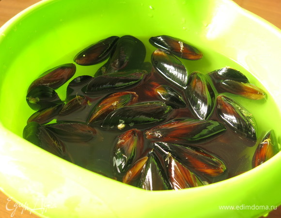 Мидии заливаем водой, промываем.