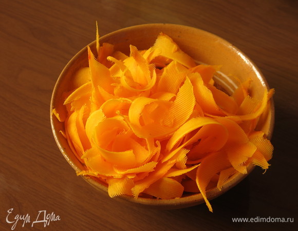 Нарезаем тонко тыкву.