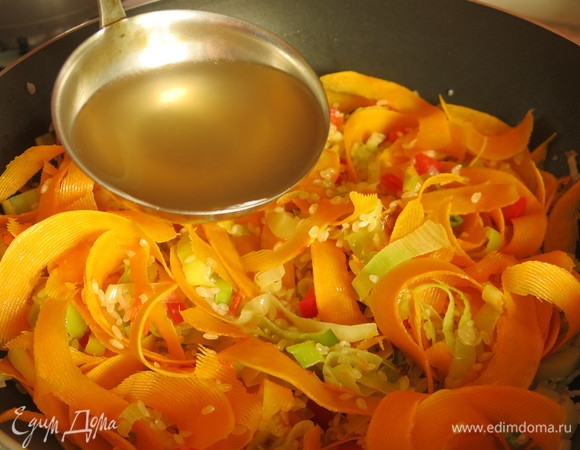 Наливаем половниками бульон, даем выпариться, повторяем операцию, пока бульон не закончится.