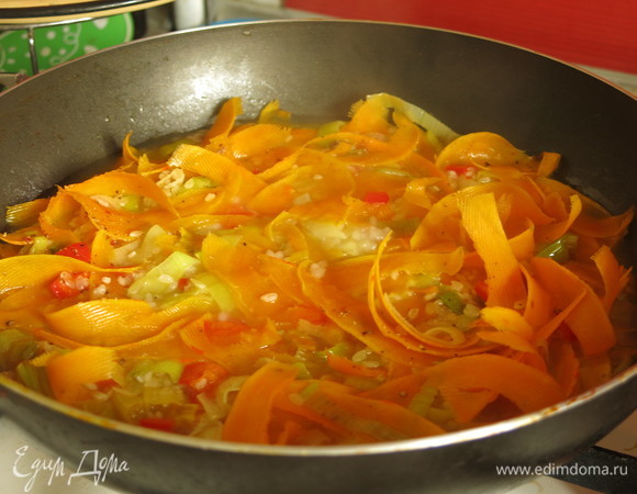 Намеренно изменила порядок заливки риса: сперва бульон, потом вино, чтобы мидии насытились винным вкусом. Заливаем все вином (у меня смесь белого сухого и белого десертного). Солим, перчим.