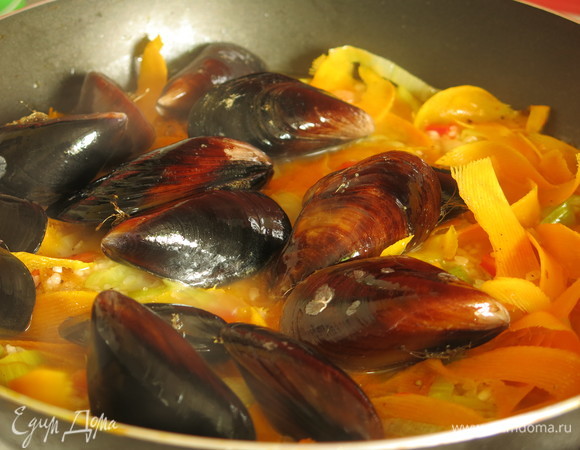 Сверху выкладываем мидии с закрытыми створками.