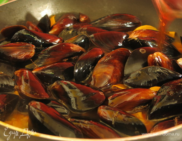 Мидии покрывают весь рис. Тушим пару минут.