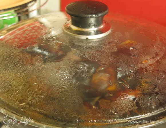 Закрываем крышкой и еще выдерживаем 6–7 минут.