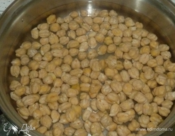 Если берете сухой нут, то его предварительно нужно замочить на 6–8 часов, а лучше на ночь. Промыть холодной водой. Выложить в кастрюлю, залить водой и варить 1–1,5 часа до мягкости. Откинуть на дуршлаг. Можно взять готовый консервированный нут.
