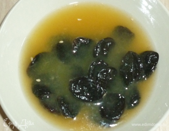 Из апельсинов выжать сок и залить им чернослив. Оставить на 1 час.