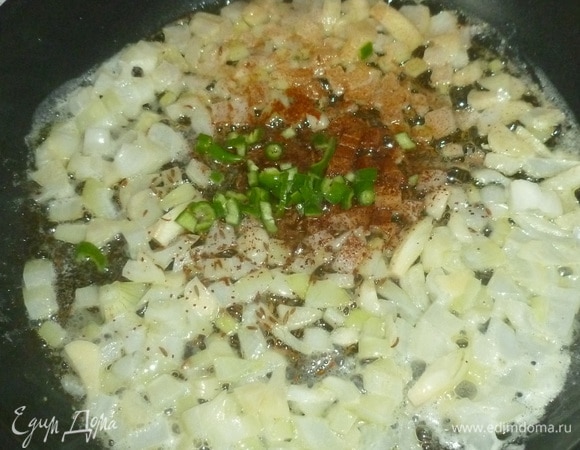 Лук и чеснок мелко нарезать. Растопить масло в большой сковороде, обжарить лук с чесноком до появления аромата. Добавить зиру и корицу, тушить 15 минут.