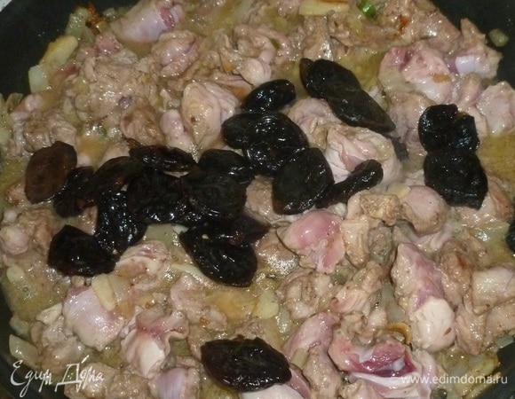 Баранину нарезать небольшими кусочками, добавить в сковороду. Добавить чернослив с апельсиновым соком, приправить солью и перцем по вкусу. При необходимости добавить немного кипятка и томить на медленном огне 1 час.