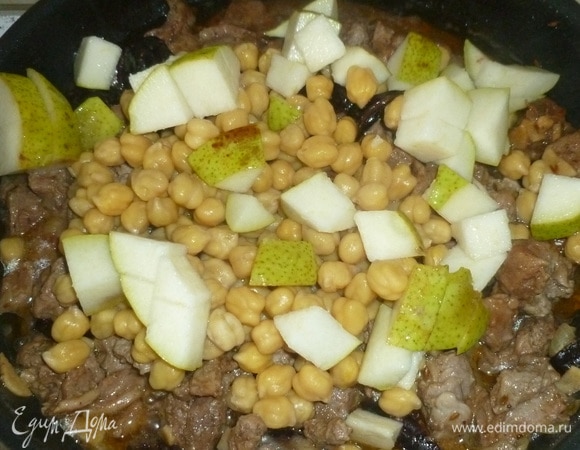 Грушу нарезать кубиками, добавить к мясу. Добавить нут. Готовить еще 30 минут.