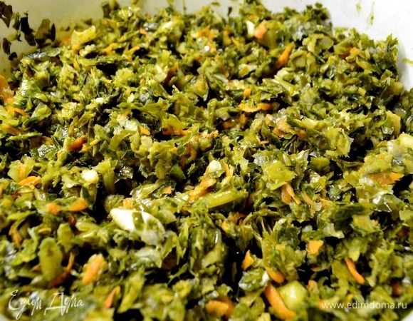 Кто не знает, как выглядит крошево — вот оно! Рубят капусту сечкой в кадке очень мелко. Крошево — это капуста. Осенью собираются темные нижние листья капусты и тюкают и измельчаются, добавляются морковь и соль. Затем кладут в бочку. Солится месяц. Заполненную бочку следует прикрыть промытыми зелеными капустными листьями и чистой белой тканью. Сверху положить деревянный кружок, а на него — гнет: тщательно вымытые камни весом, составляющим примерно 10 процентов от веса капусты. Образующуюся на поверхности рассола пену следует удалять, а края бочки тщательно протирать чистым полотенцем. Когда крошево прокиснет, раскладывают по банкам, и в холод: подвал или холодильник. Я люблю, когда крошево темного цвета, то есть нижних листьев должно быть больше. Вот она — осень, и долгожданное свежее крошево готово!