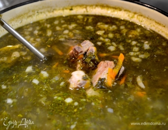 На щи берем мясо свинины: шею и ребрышки, чтобы жирок присутствовал. Затем добавляем слегка промытое крошево (чтобы сильно не кислило), варим на медленном огне 1,5–2 часа.