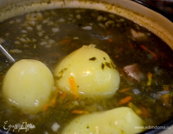 Картошку чистим и отвариваем прямо в щах целиком. Достать кусок мяса из супа и разделить на волокна.