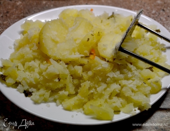 Далее достаем и слегка мнем толкушкой картошку, чтобы образовались такие небольшие кусочки (не пюре), картошку отправляем обратно в щи. Благодаря этому способу щи становятся еще более нежные и наваристые! Добавляем лук, нарезанный кубиком мелким, лавровый лист, черный перец, чеснок, соль, зелень. Если готовится не в русской печи, то советую укутать на ночь в тепло, пусть преют!