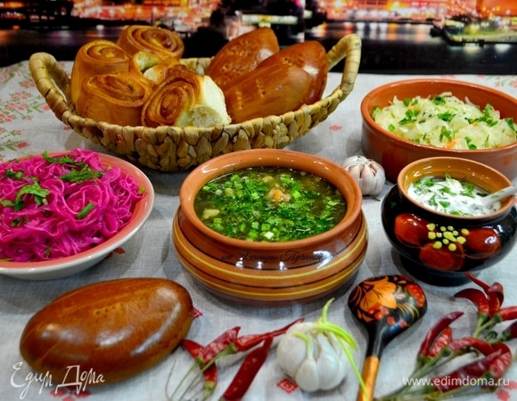 Щи подайте порционно, обязательно посыпьте свежей зеленью. К щам подайте свежие булочки и пирожки.