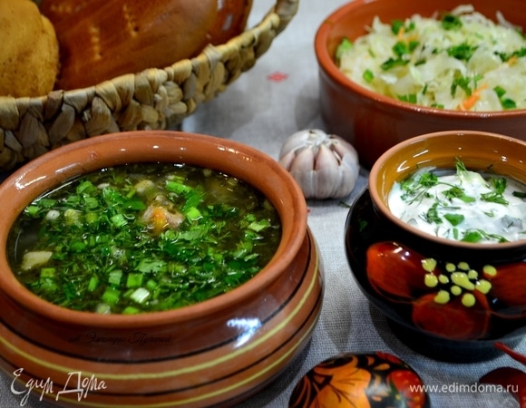 Свежая сметанка с зеленью и чесночком будет замечательным добавлением к щам.