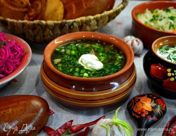 У нас на столе прям роскошный яркий праздник осени в лице капусты, квашенной с морковью, капусты, квашенной со свеклой.