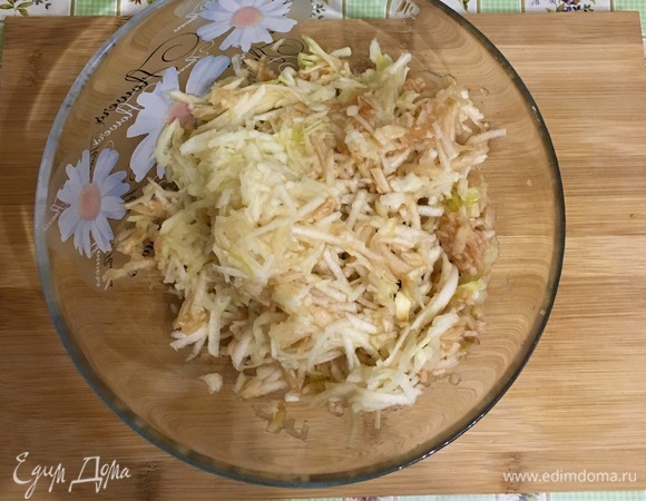 Яблоки очистите от кожуры и натрите на крупной терке.