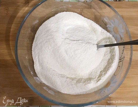 Отдельно смешайте муку, манку и сахар. Распределите получившуюся сухую смесь по трем стаканам в равных пропорциях.