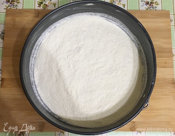 Маленьким кусочком сливочного масла смажьте форму, остальное масло растопите. Всыпьте на дно формы один стакан сухой смеси.