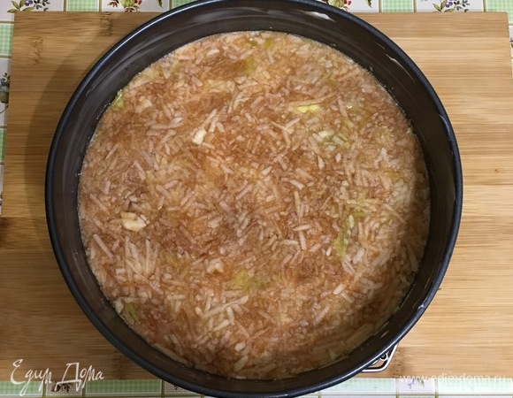 Сверху выложите слой тертых яблок, засыпьте вторым стаканом сухой смеси и поверх снова выложите яблоки.