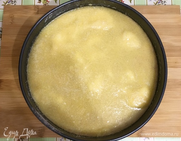 Затем высыпьте третий стакан сухой смеси и залейте все растопленным сливочным маслом.